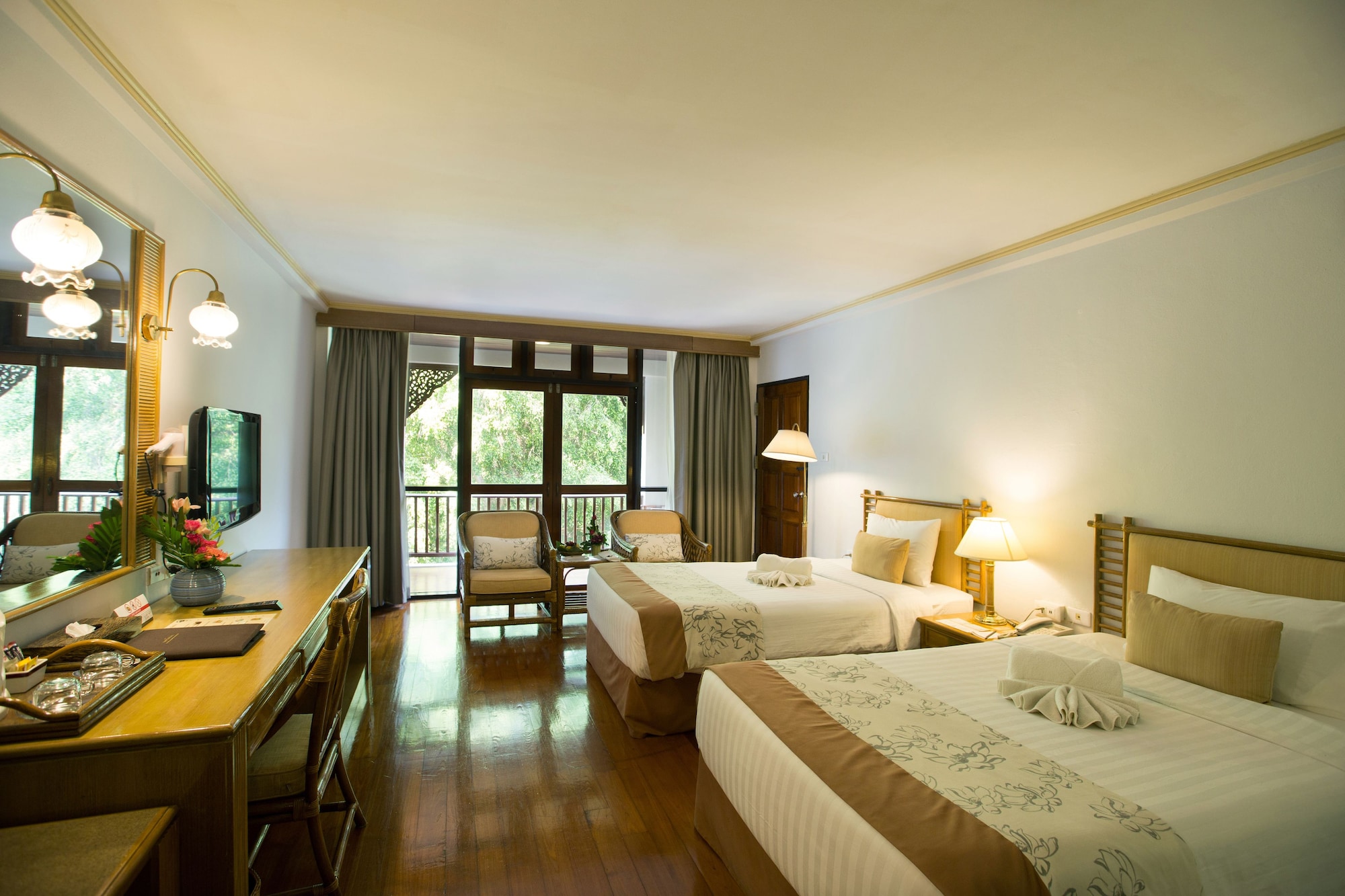 DELUXE, DOUBLE OR TWIN BED, POOL VIEW