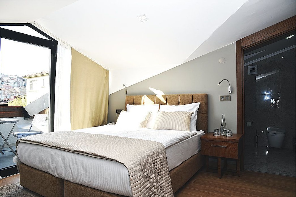 The Elegant Hotel 17/50