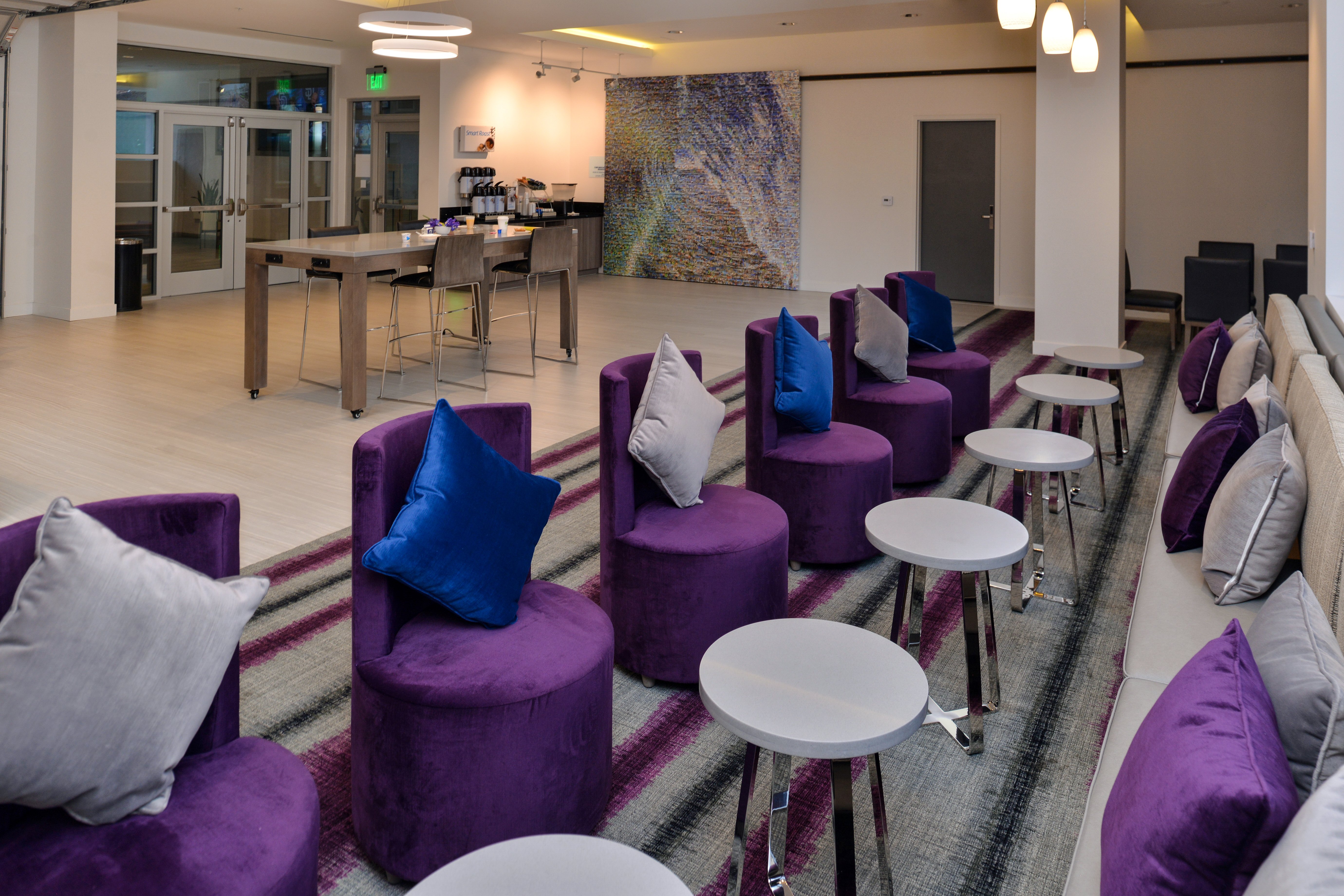 Holiday Inn Express & Suites San Diego - Mission Valley 41/61