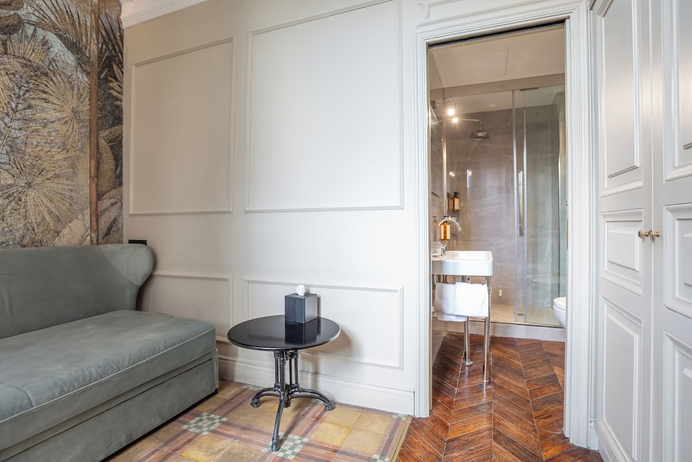 THE CORNER TOWNHOUSE 32/50
