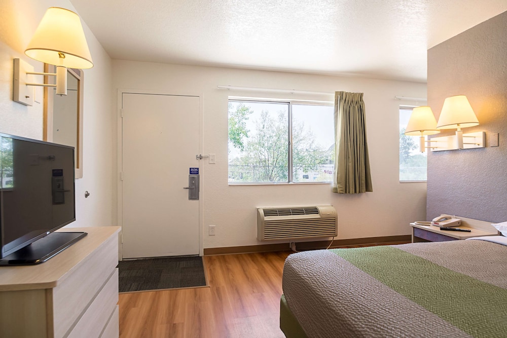 Motel6 Pueblo, CO - I-25 25/52