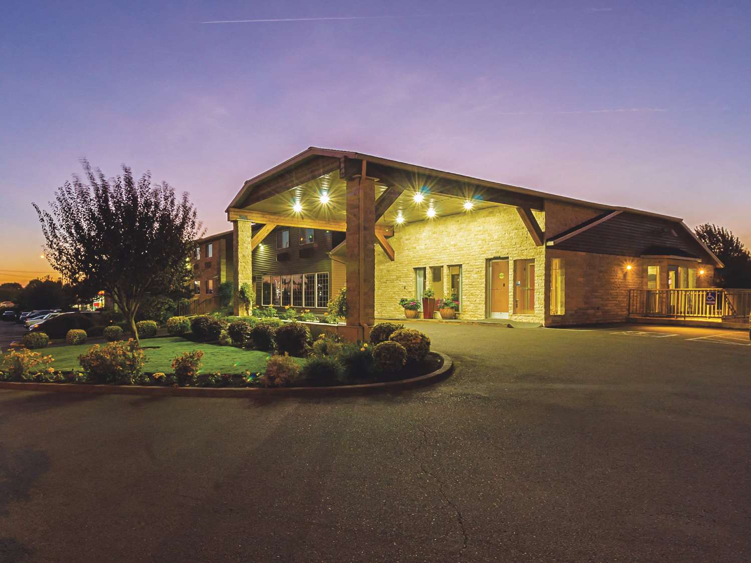 La Quinta Inn & Suites by Wyndham Woodburn 1/22