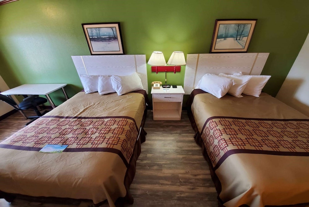 Days Inn by Wyndham Monett 13/25