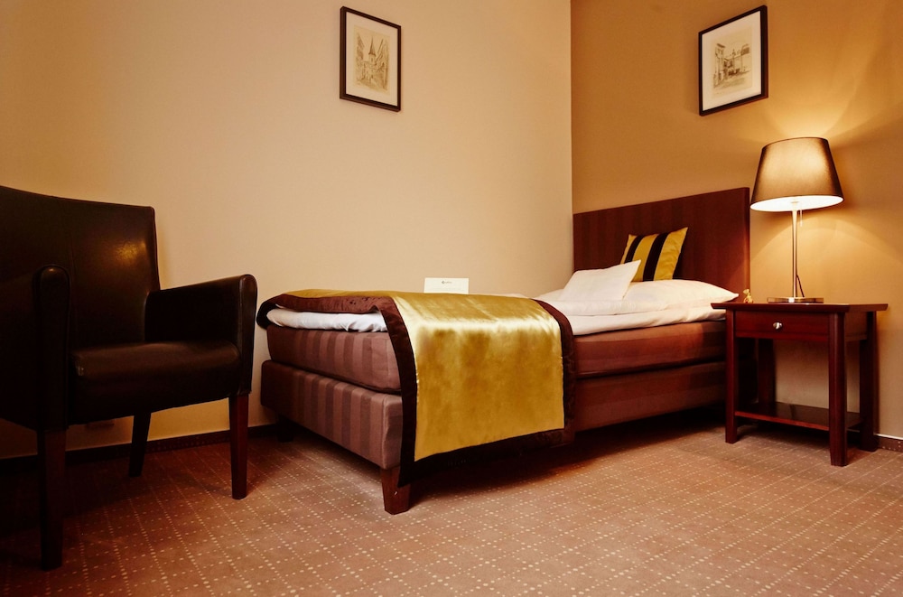 Bristol Hotel 18/52