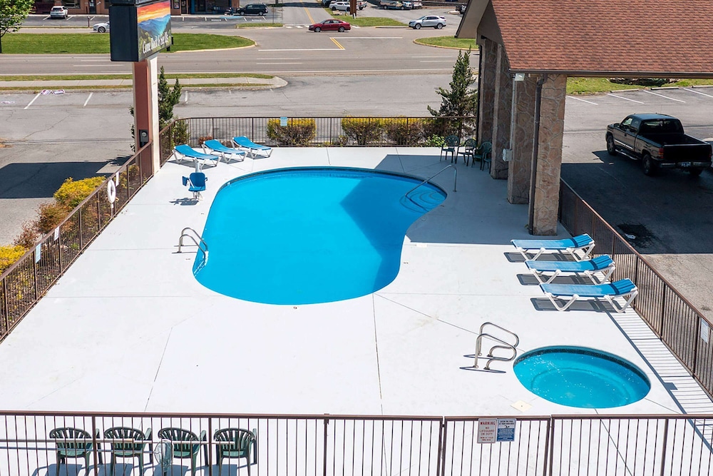 Days Inn by Wyndham Pigeon Forge Parkway 23/48