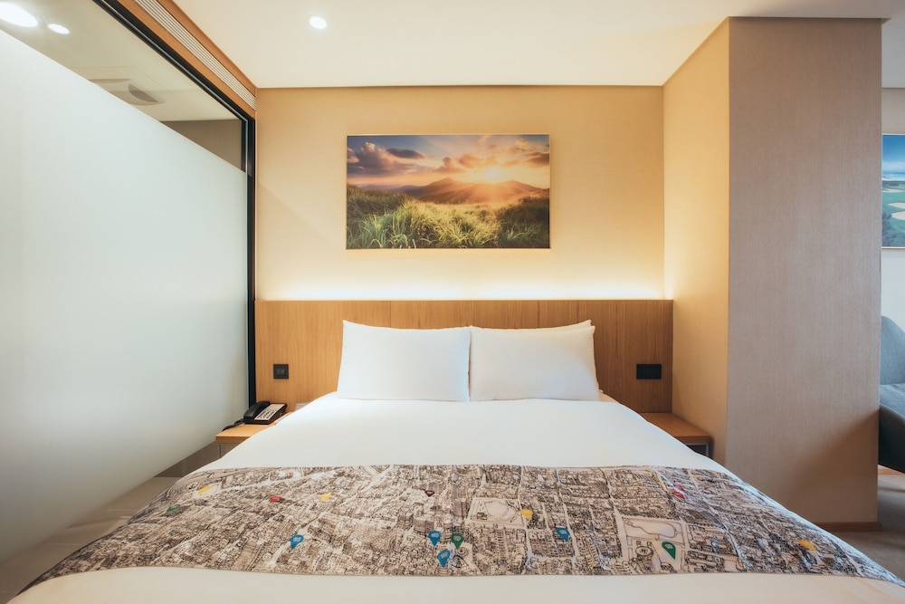 ROOM, DOUBLE BED, NO WINDOW