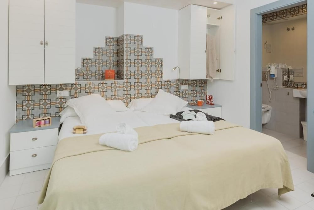 Hostal Gravina 18/50