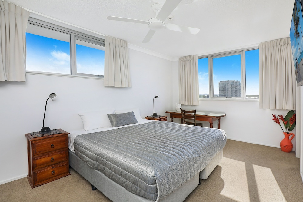ELOUERA TOWER BEACHFRONT APARTMENTS 24/69