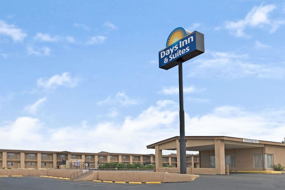 Days Inn & Suites by Wyndham Santa Rosa 2/30