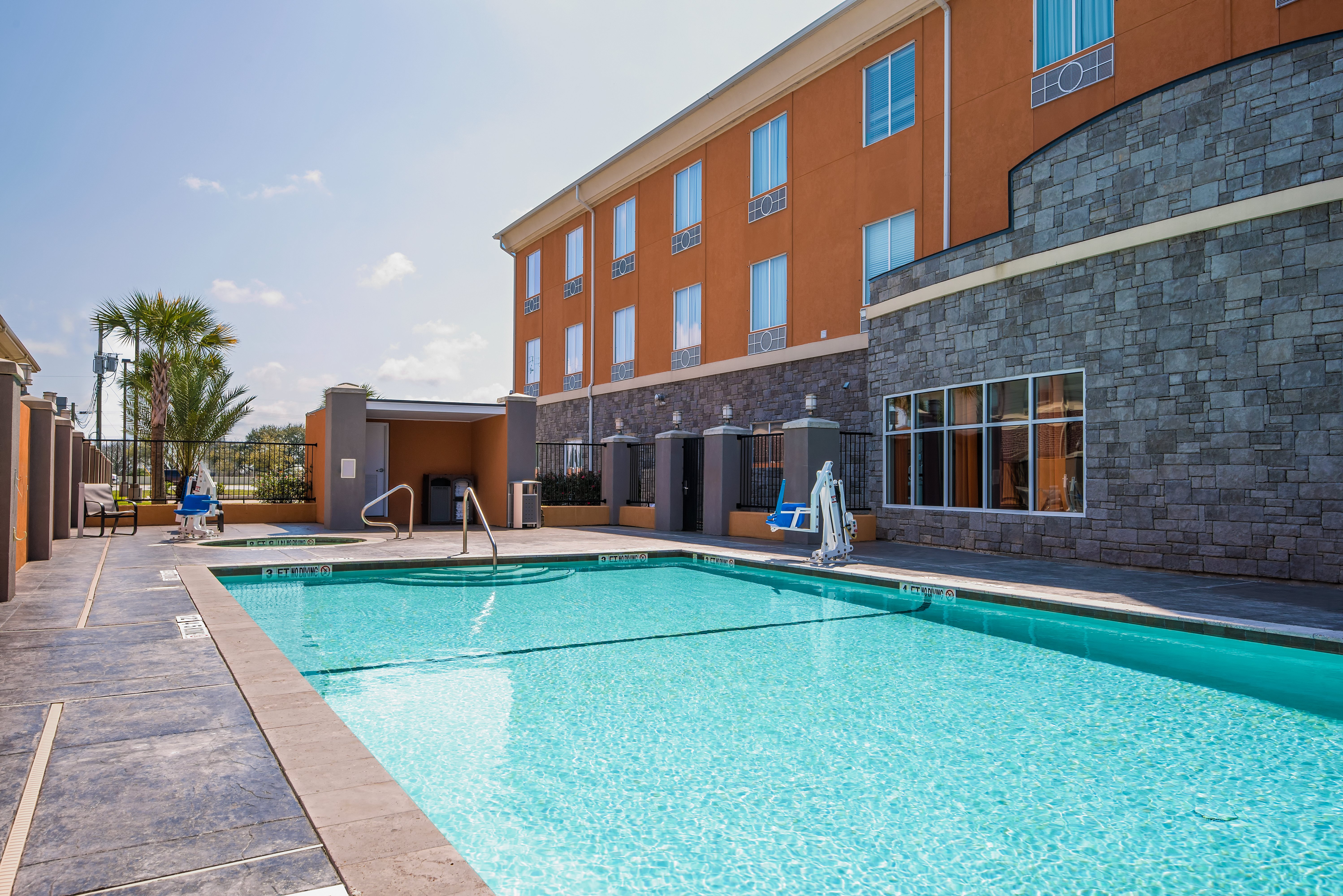 Holiday Inn Express Suites Clute Lake Jackson 63/63