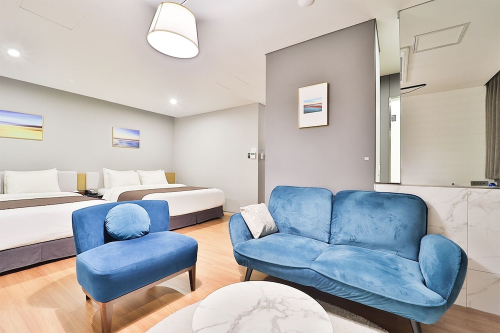 Bay Hound Hotel 50/70