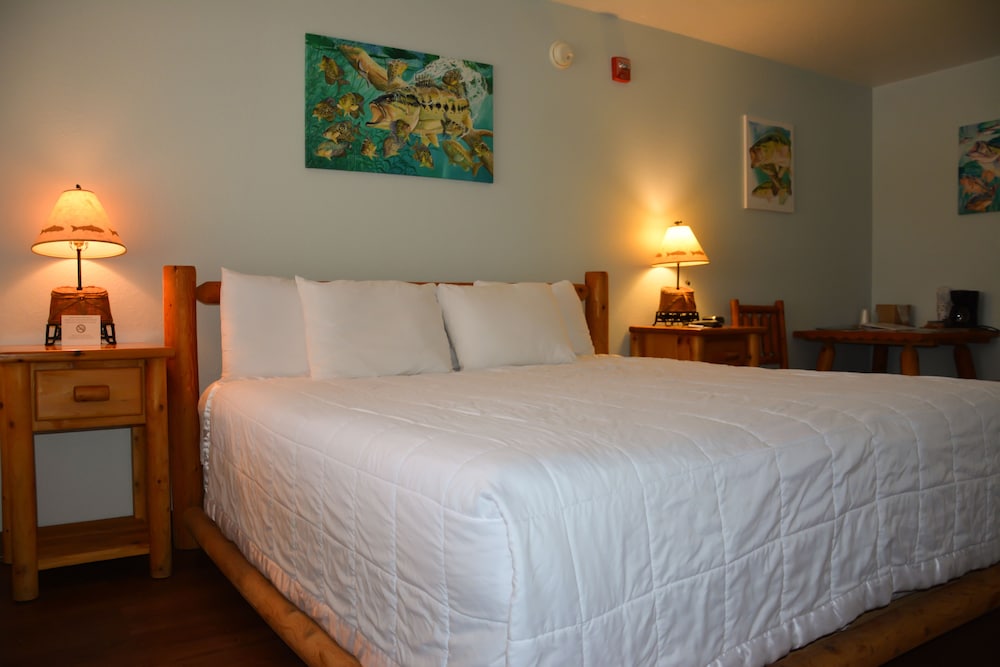 Guy Harvey Camp Mack Lodge & RV Resort 10/50