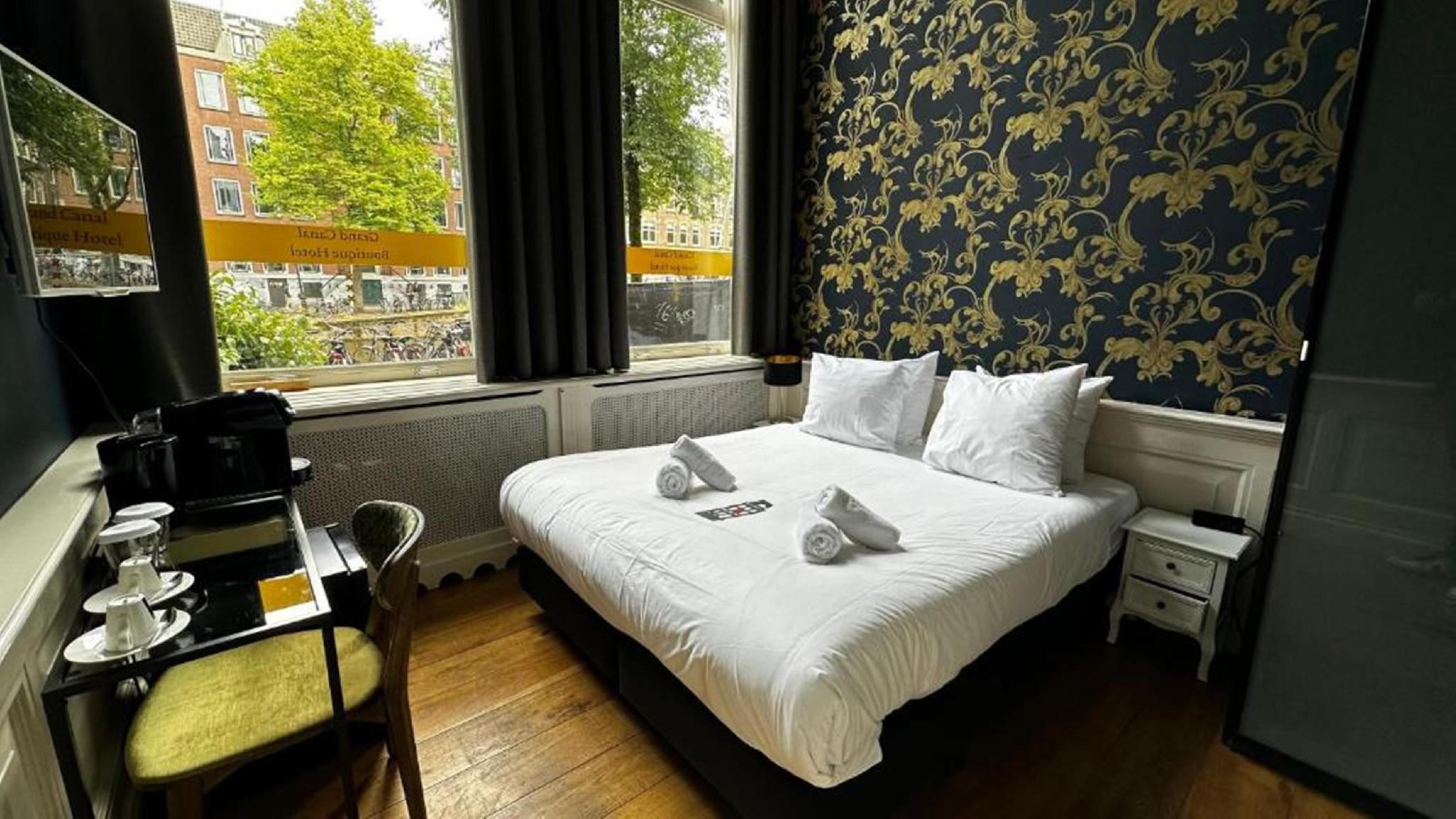 Deluxe, Double Bed, City View, Bathtub