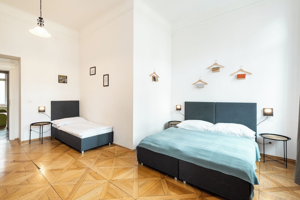 2 Bedrooms, Design, Apartment, 5 Beds, Bunk Bed, Sofa، Hybernska Apartments 3/10