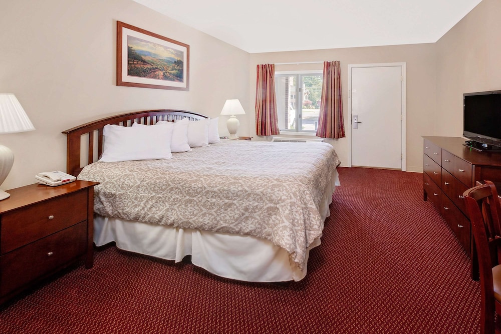 Super 8 by Wyndham Traverse City 10/21