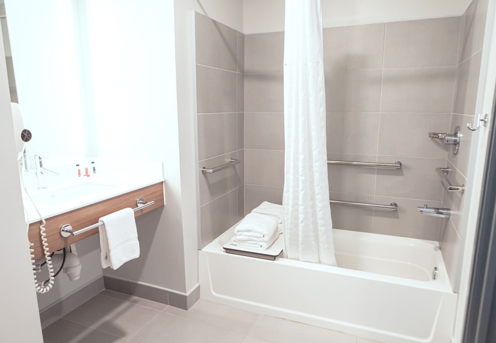 Microtel Inn & Suites by Wyndham Milford 53/54