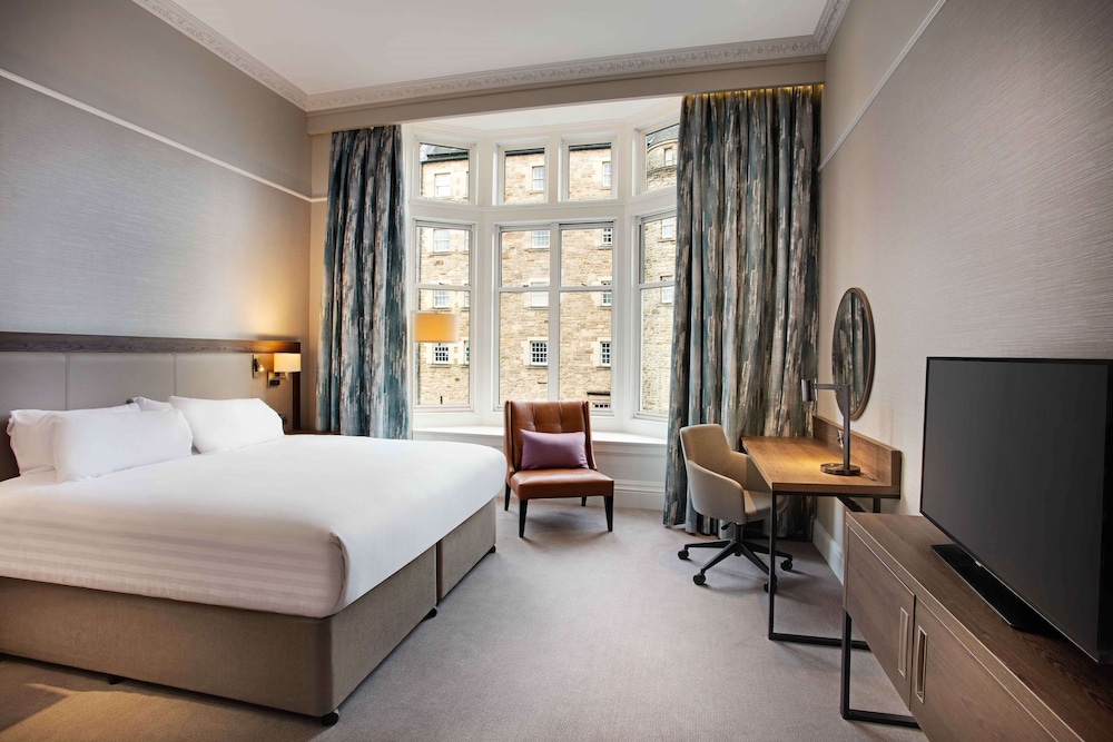 DELUXE, KING BED