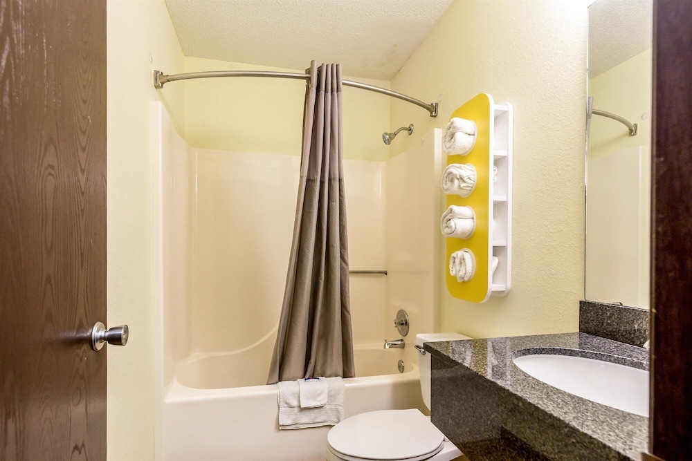 Motel6 Troy, IL 43/46