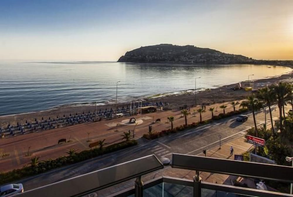 Parador Beach Hotel 33/47