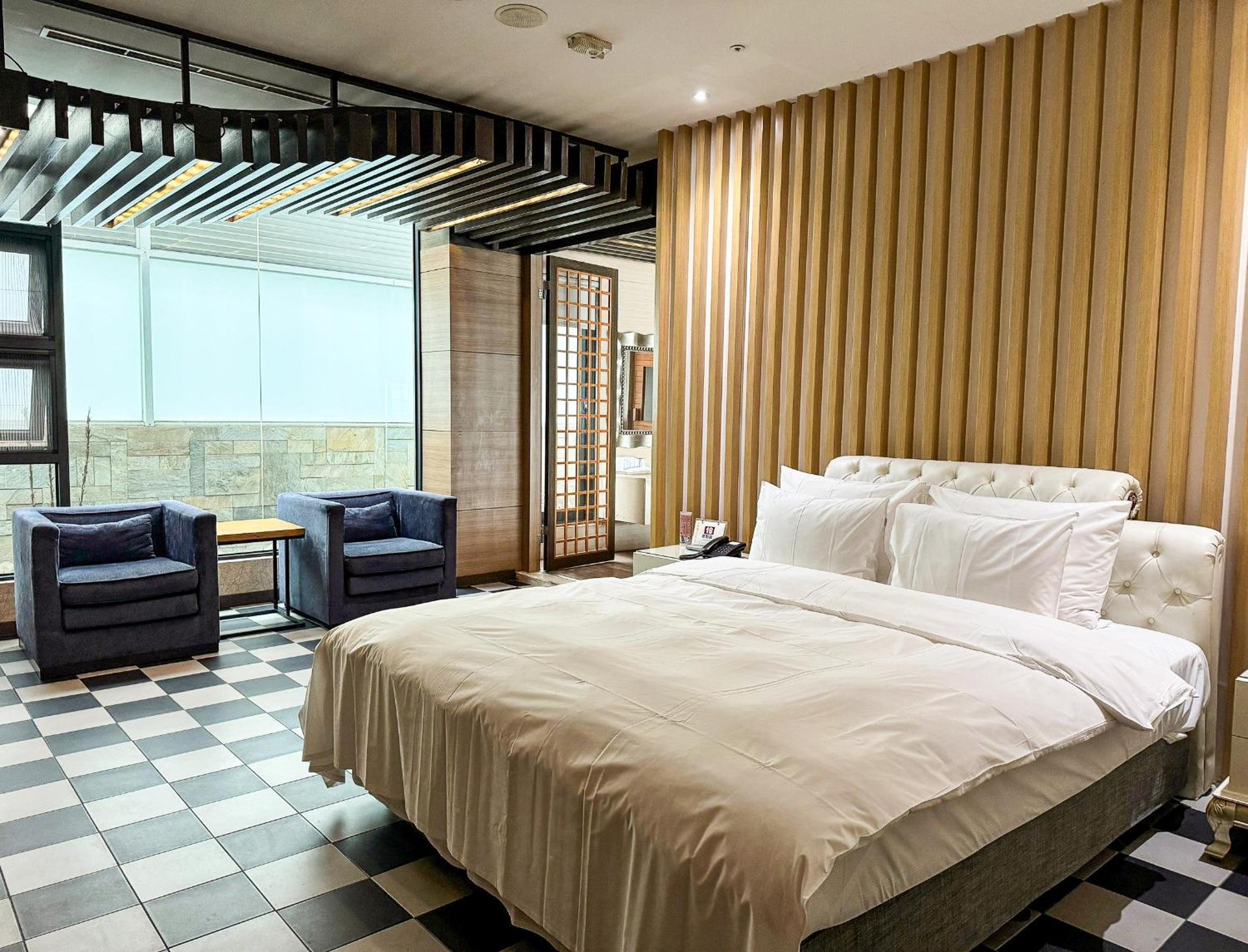 Paragon, Suite