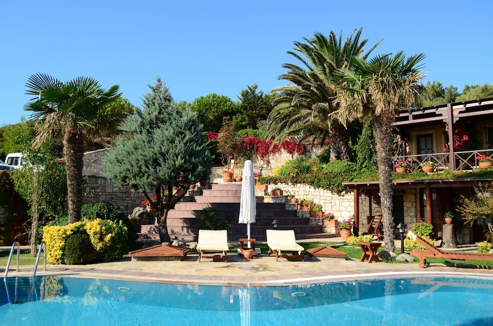Ada Bacchus Hotel 47/50