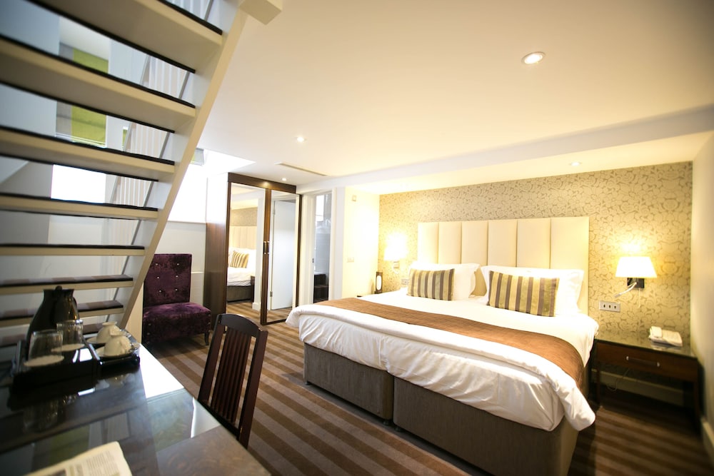 SUITE, DOUBLE OR TWIN BED