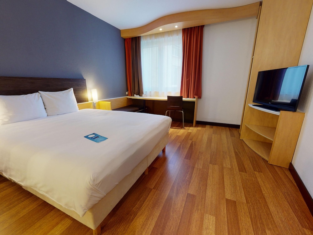 ROOM, DOUBLE BED