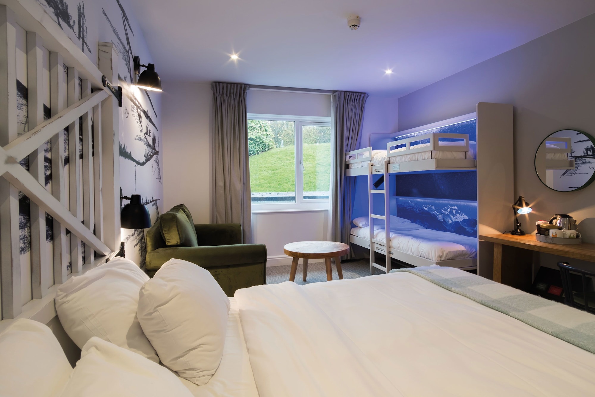 غرفة سوبيريور عائلية بسرير مزدوج مع أريكة، North Lakes Hotel And Spa 3/5
