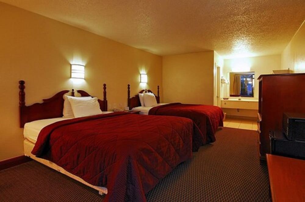 Super 6 Inn & Suites 14/40