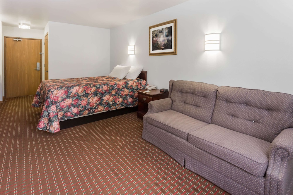 Days Inn by Wyndham Stoughton WI 7/10