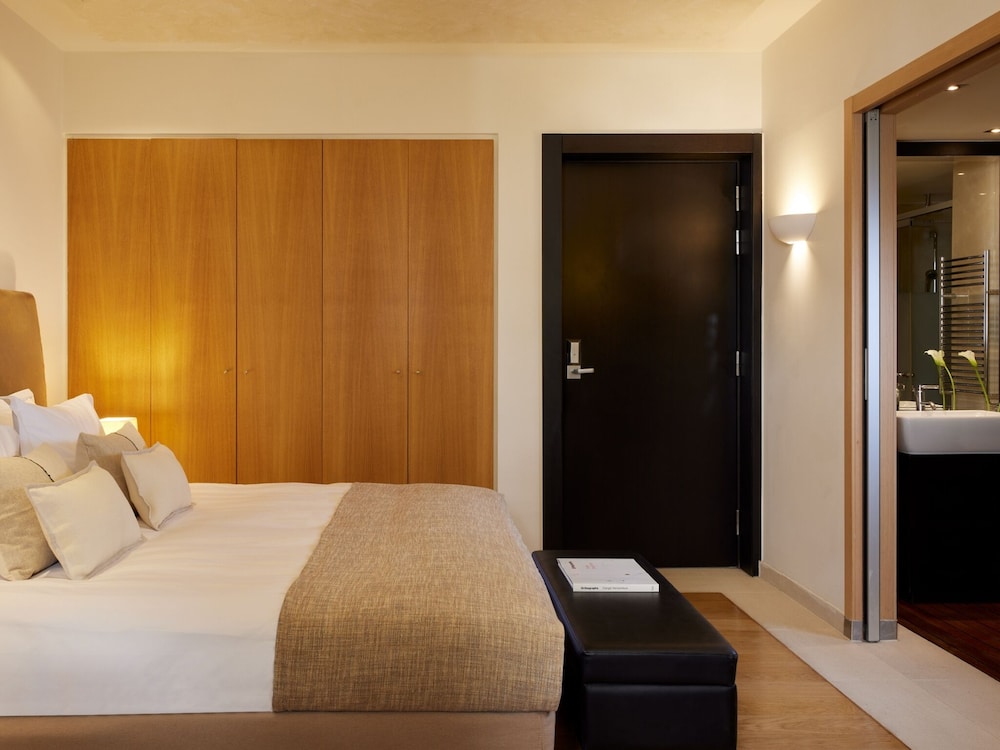 COMFORT, TWIN BEDS, COURTYARD VIEW