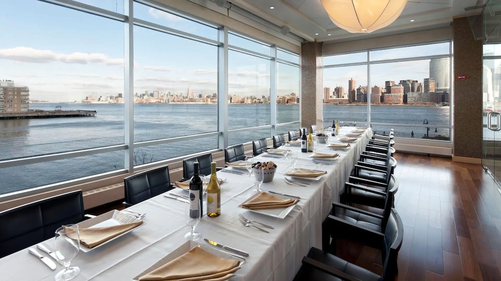 Hyatt Regency Jersey City on the Hudson 45/61