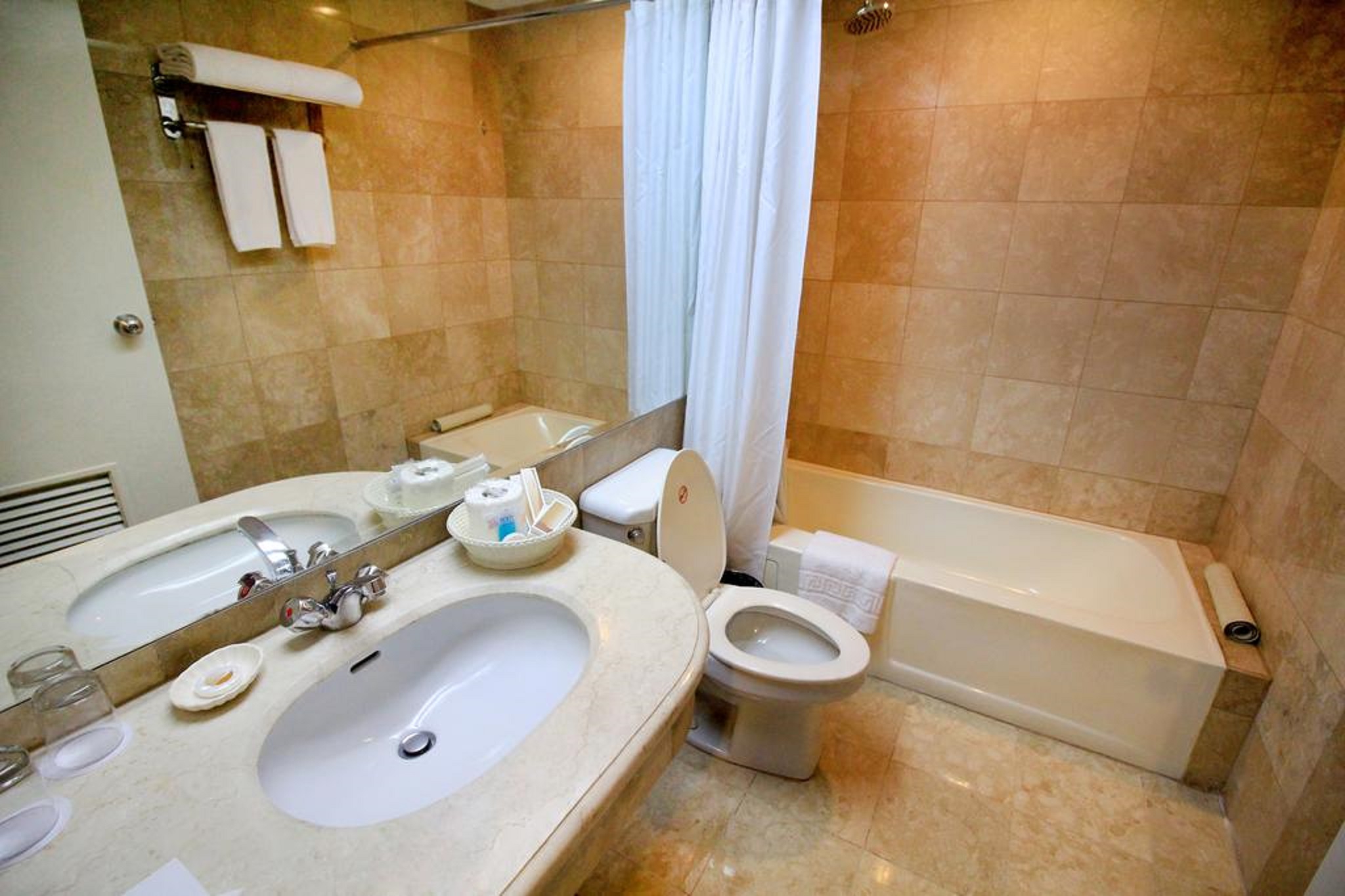 OXFORD SUITES MAKATI 40/41