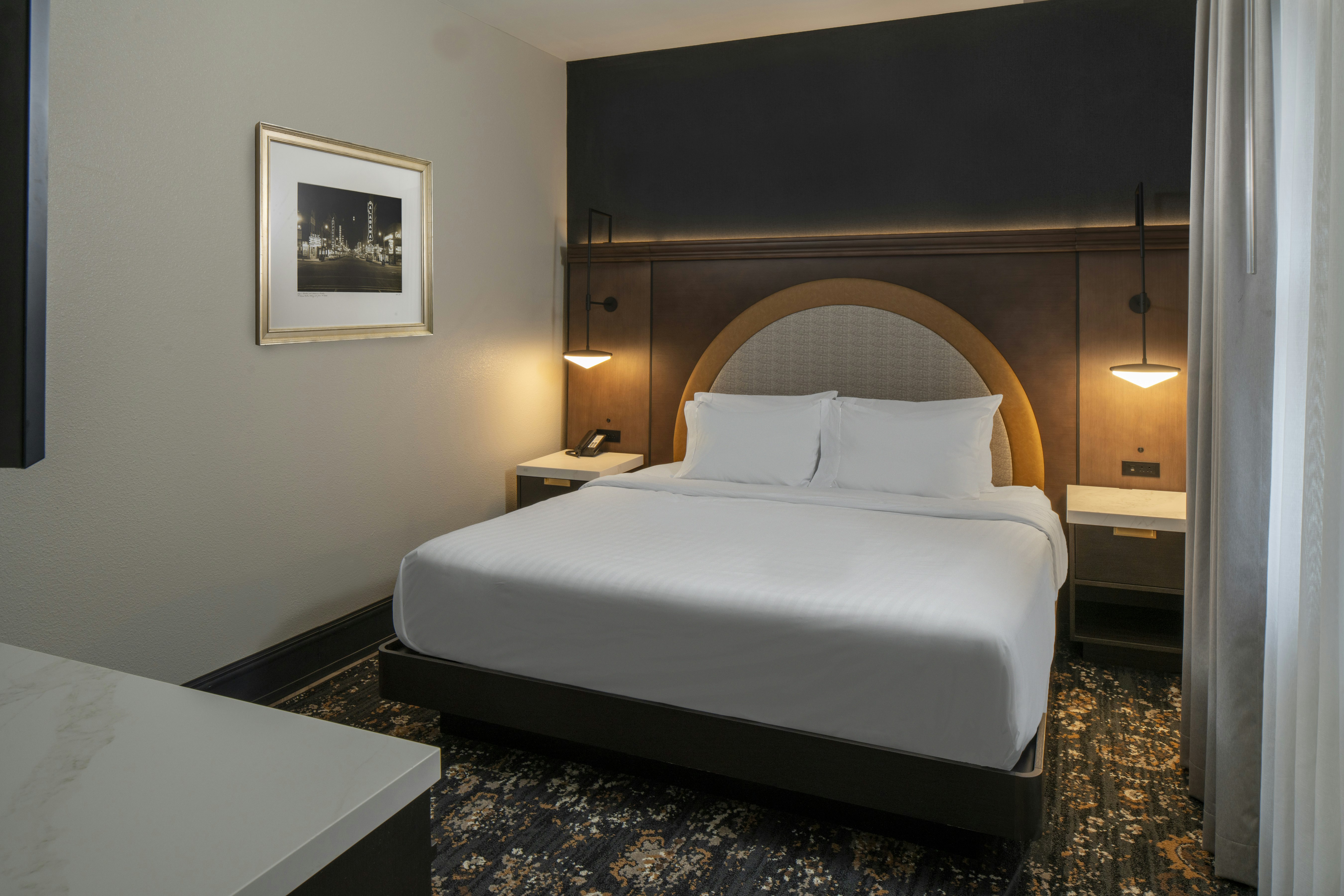 ROOM, KING BED, BATHTUB, CORNER