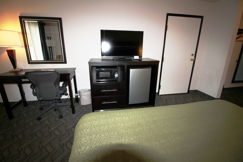 Quality Inn and Suites Airport West 50/57