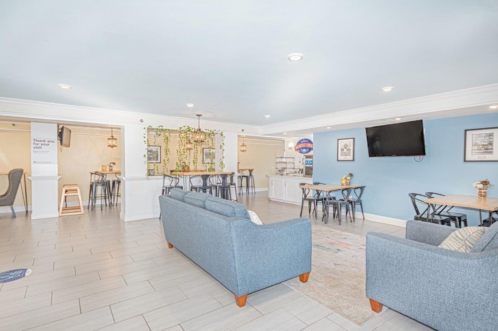 Casa Bella Inn & Suites 44/55