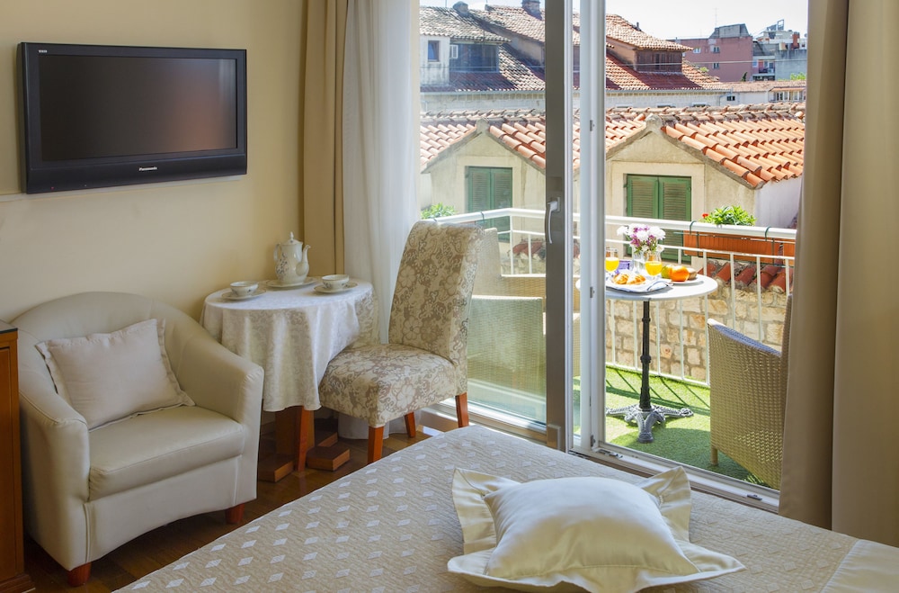 Hotel Royal Suites 65/73