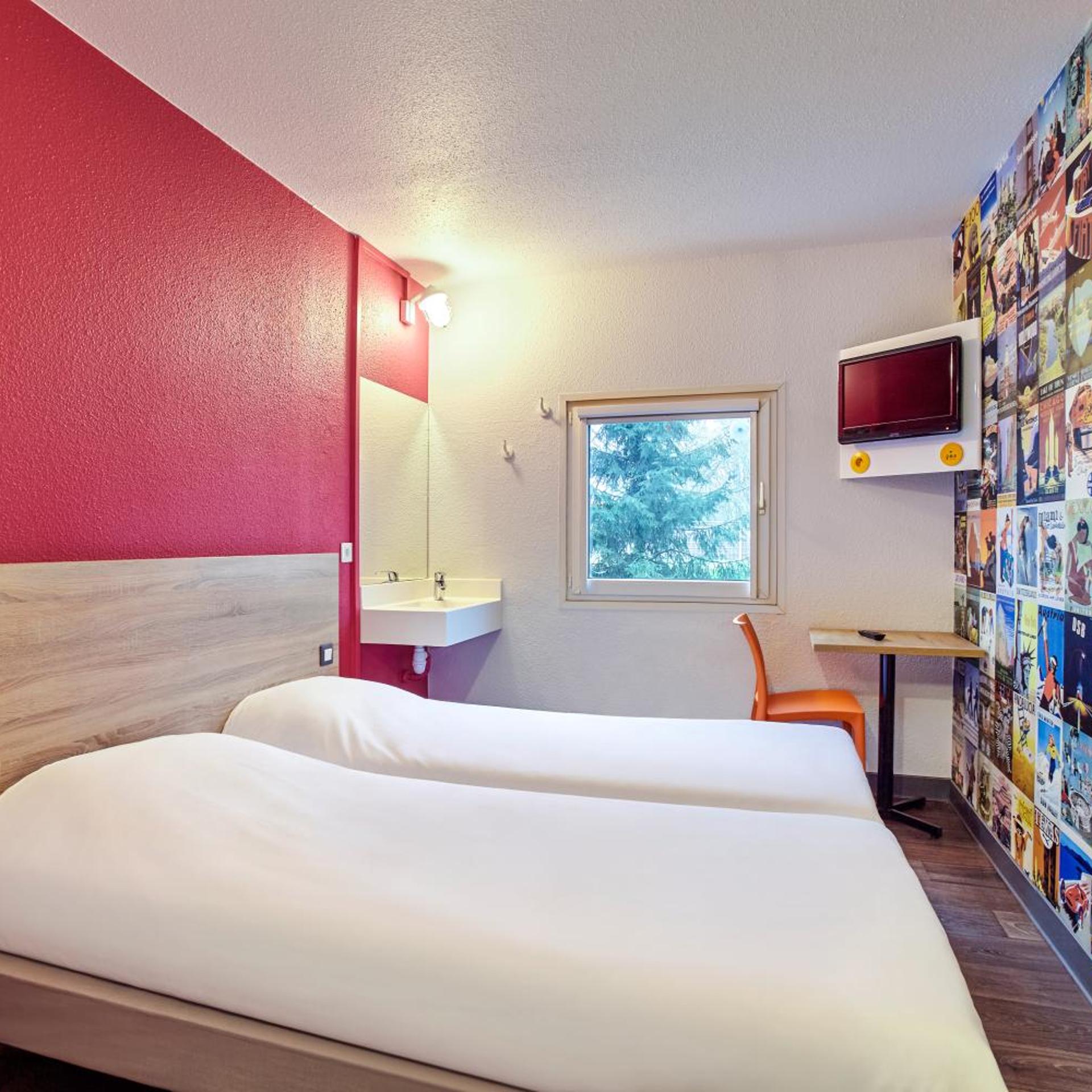 Car, Twin Beds, Shared Bathroom