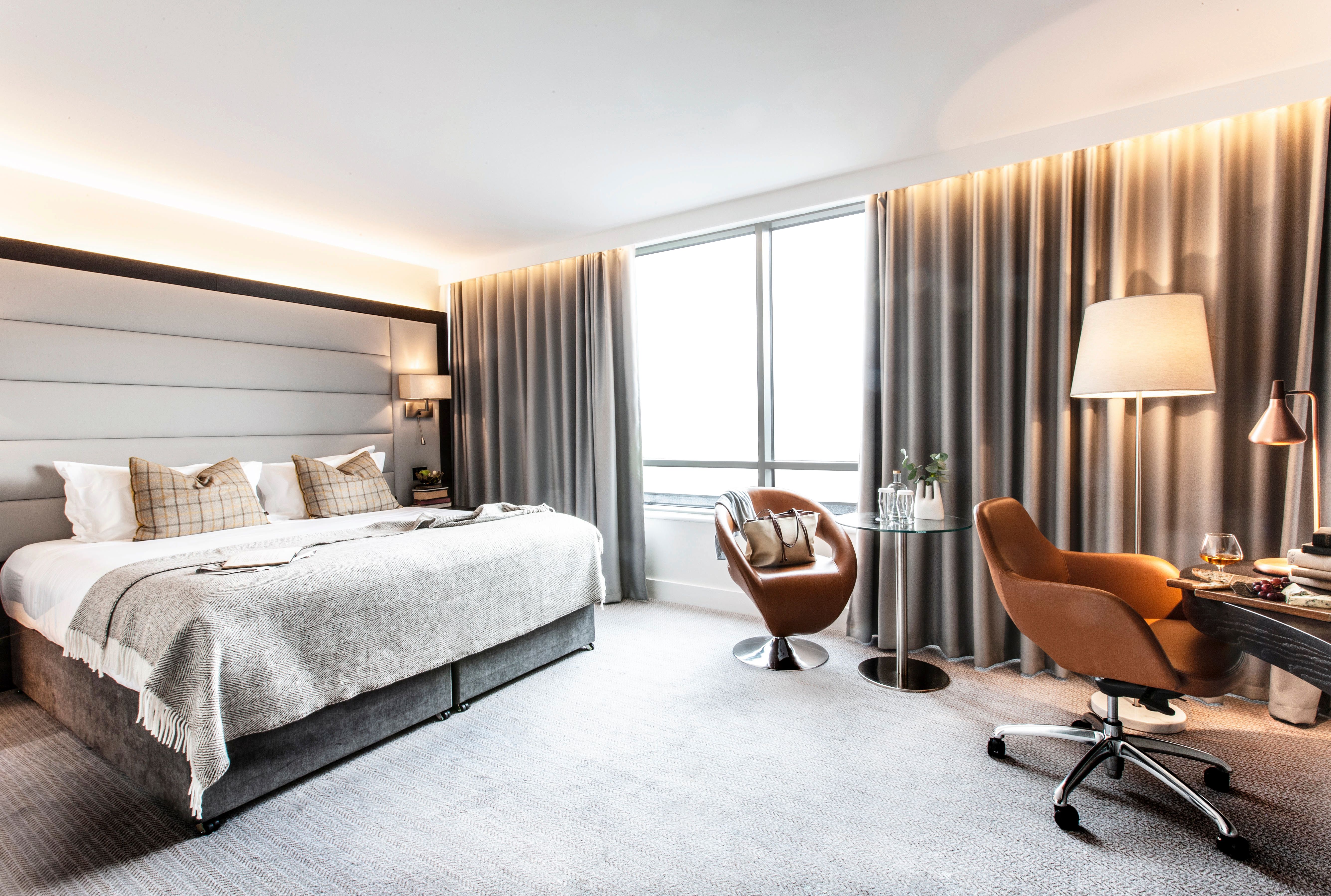 CLUB, KING BED