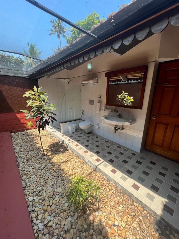 Abad Whispering Palms 36/66