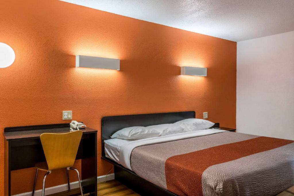 غرفة بسرير كينج بمطبخ لذوي الإعاقة، Motel6 Wilkes Barre, PA - Arena 4/5