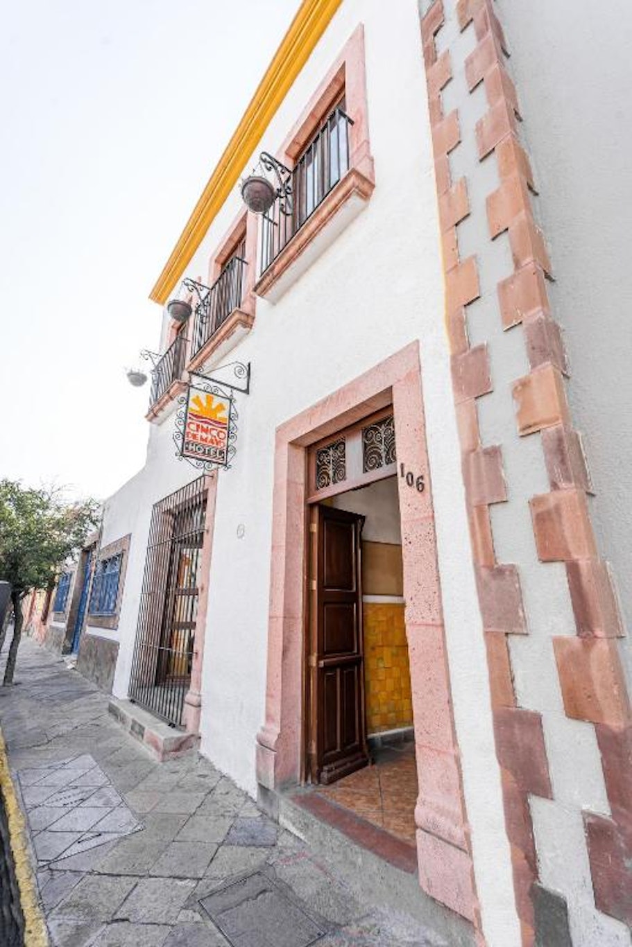 Cinco de Mayo Hotel 21/25