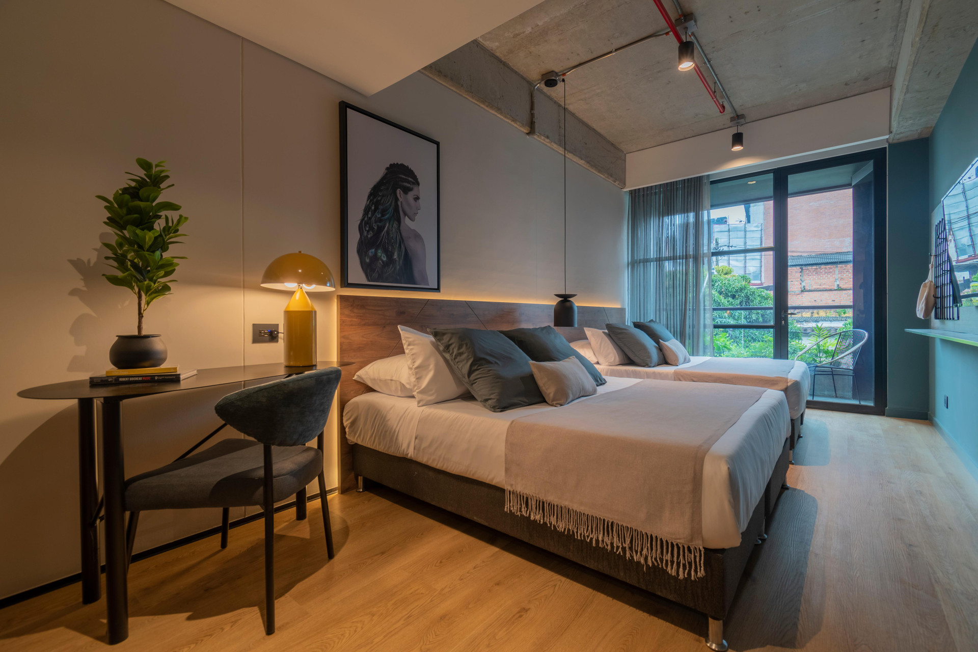 Superior, Twin Beds, Street View