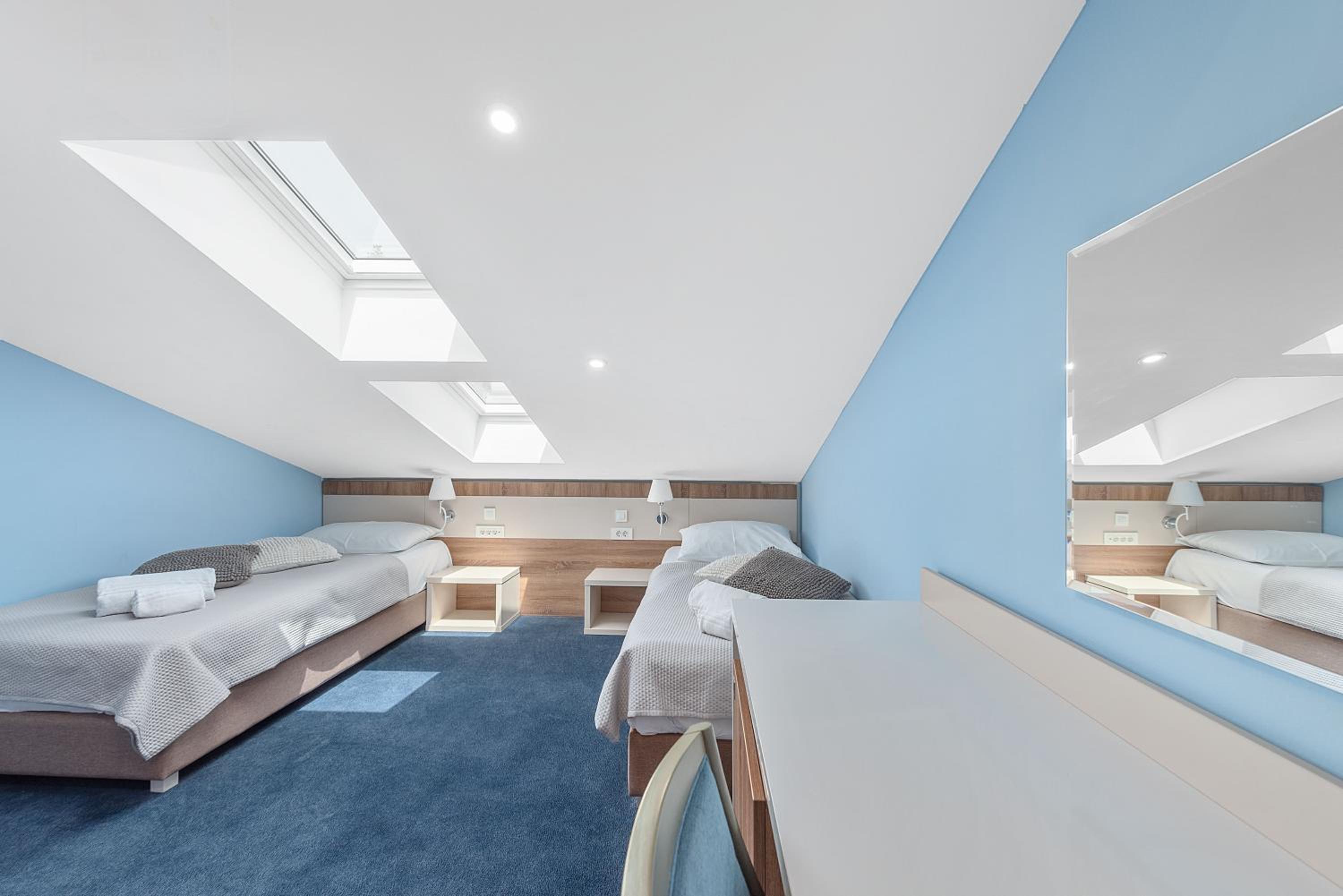 2 Bedrooms, Suite, Attic