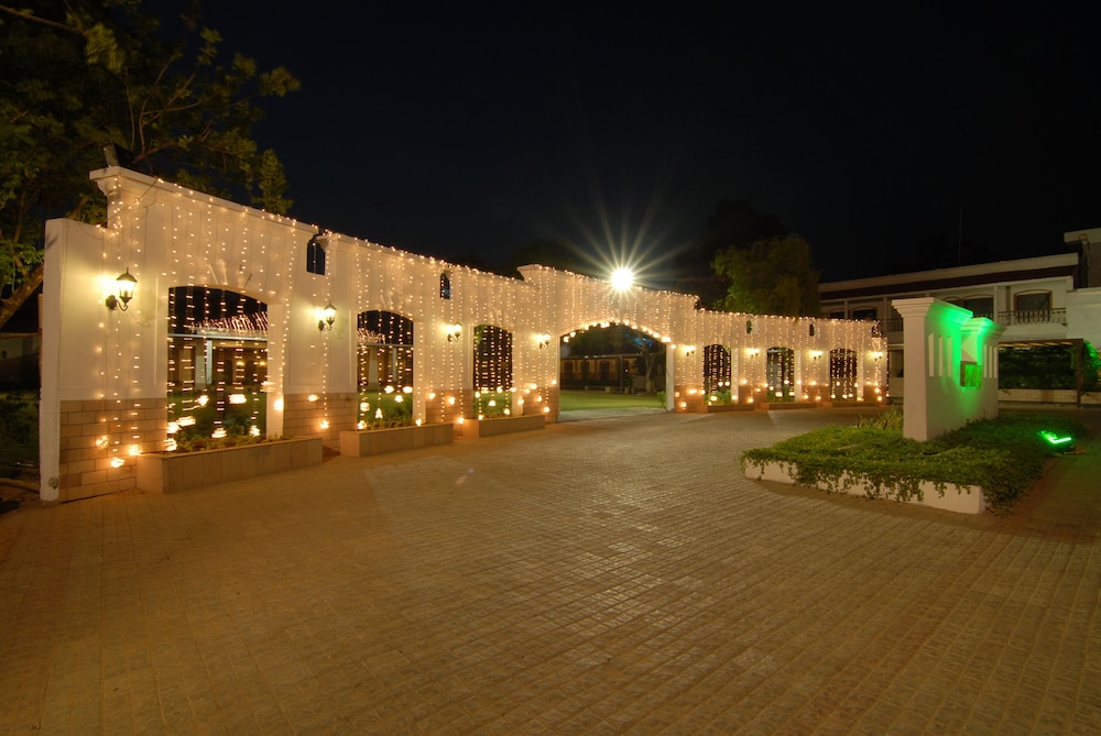 Chanakya Bnr Hotel 22/27