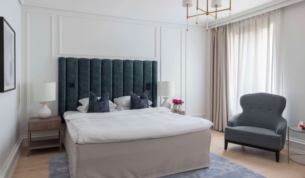 GRAND, PETITE, QUEEN BED