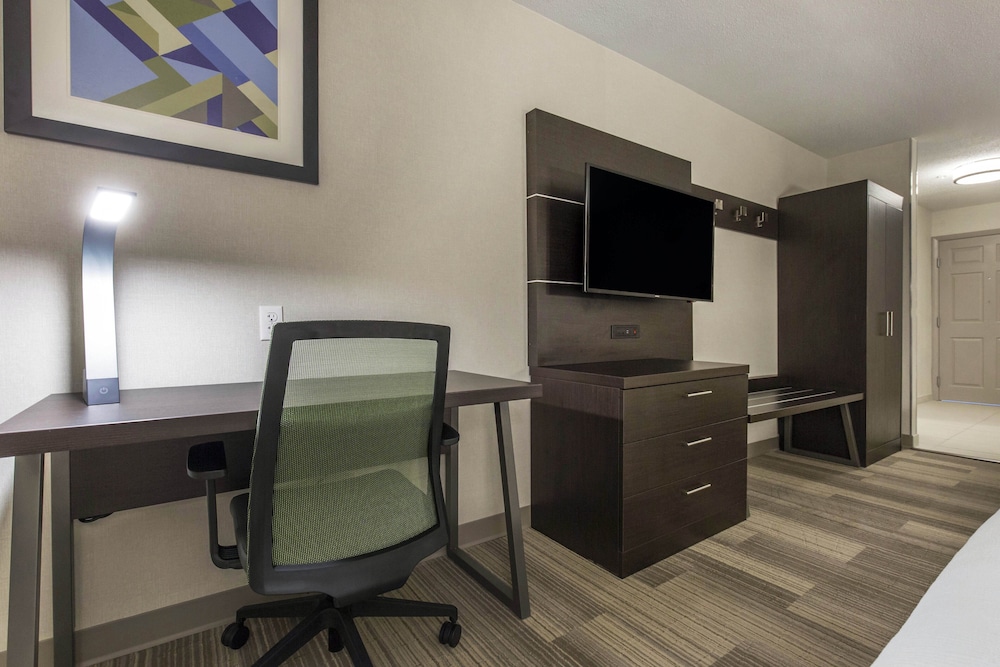 Holiday Inn Express and Suites Chicago West St Charles an IHG Hotel 58/72
