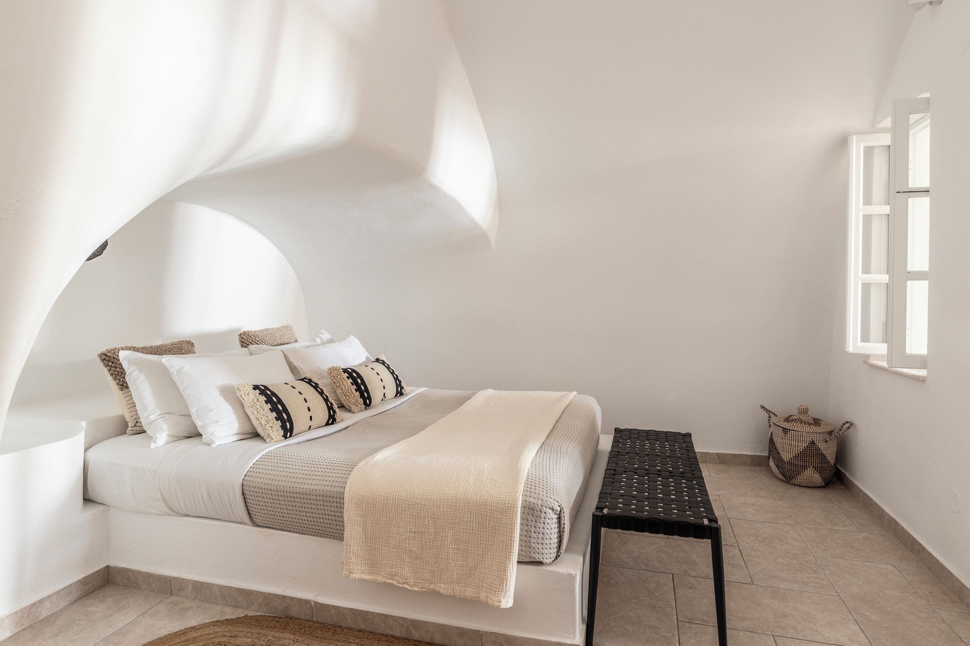 CAVE, SUITE, OUTDOOR JETTED TUB, ANNEX