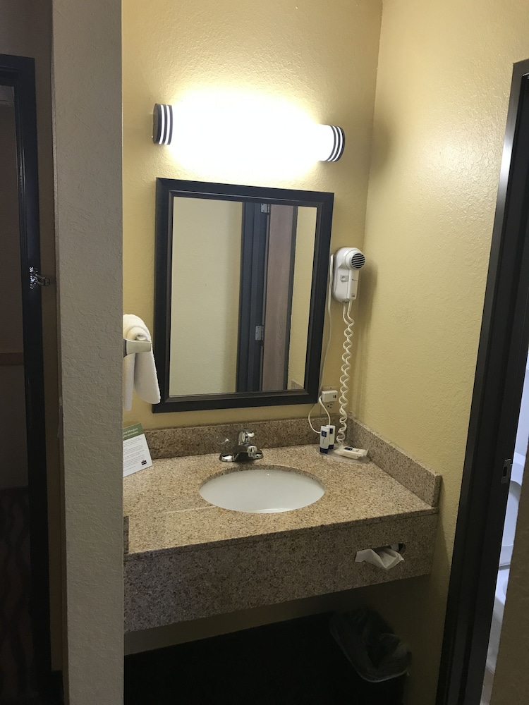 Americinn By Wyndham West Bend 19/40