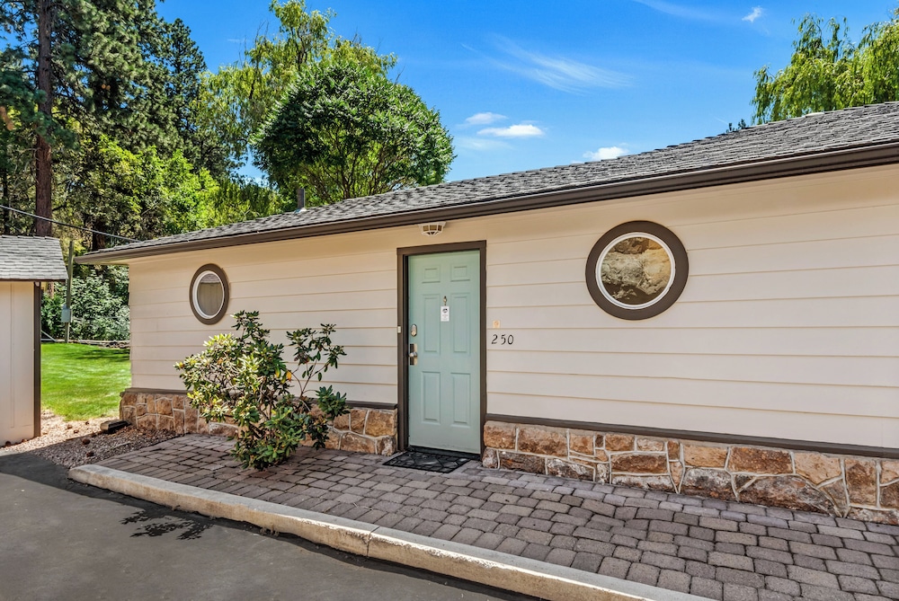 Bend Riverside Inn &amp; Suites 10/51